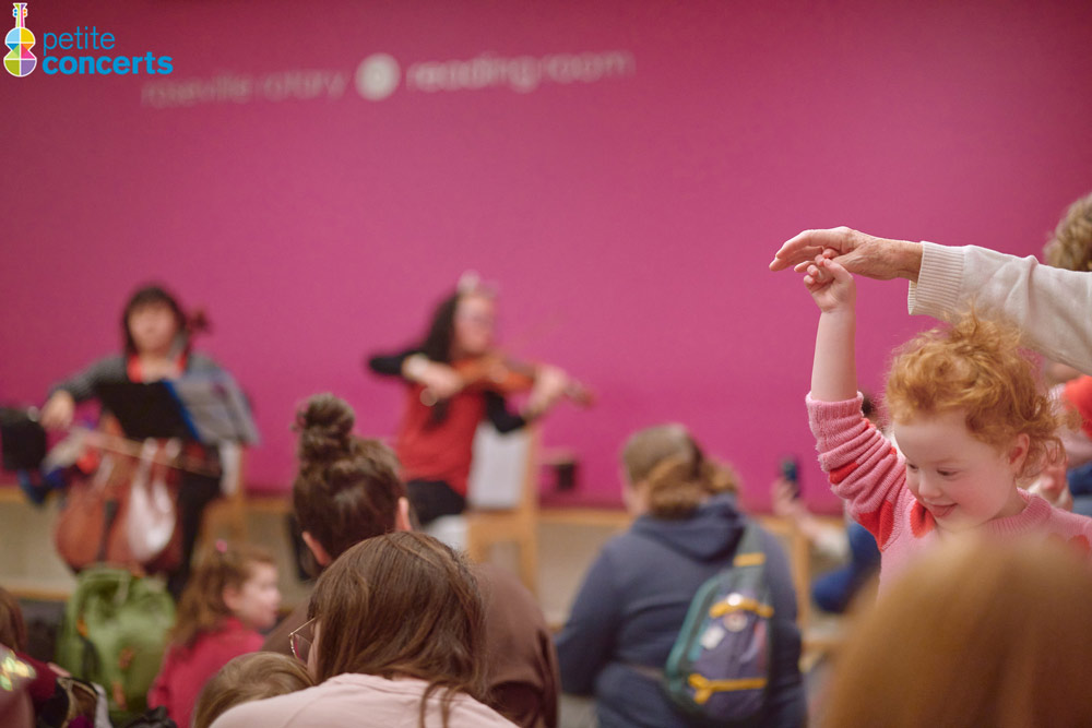 Chi Chi Lin showing viola to kids